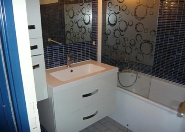 2 Pieces Avec Terrasse Et Jardin, 4 Couchages, Animaux Admis, Parking - Port Camargue - Fr-1-731-149 *